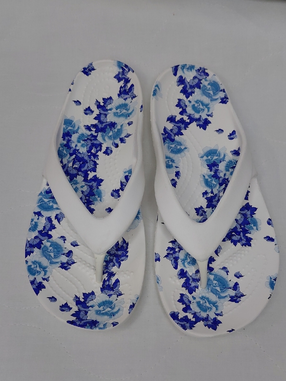 CROCS Blue and White Floral Women's Sandals Size 6
